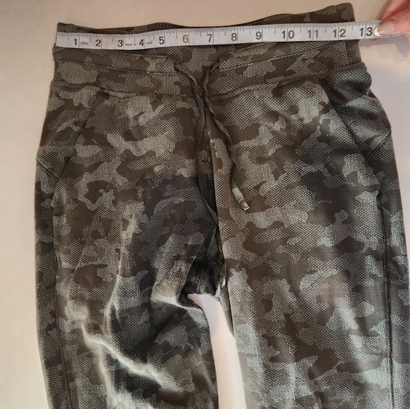 Lululemon Ready to Rulu Camo Joggers Size 4. - Picture 7 of 9